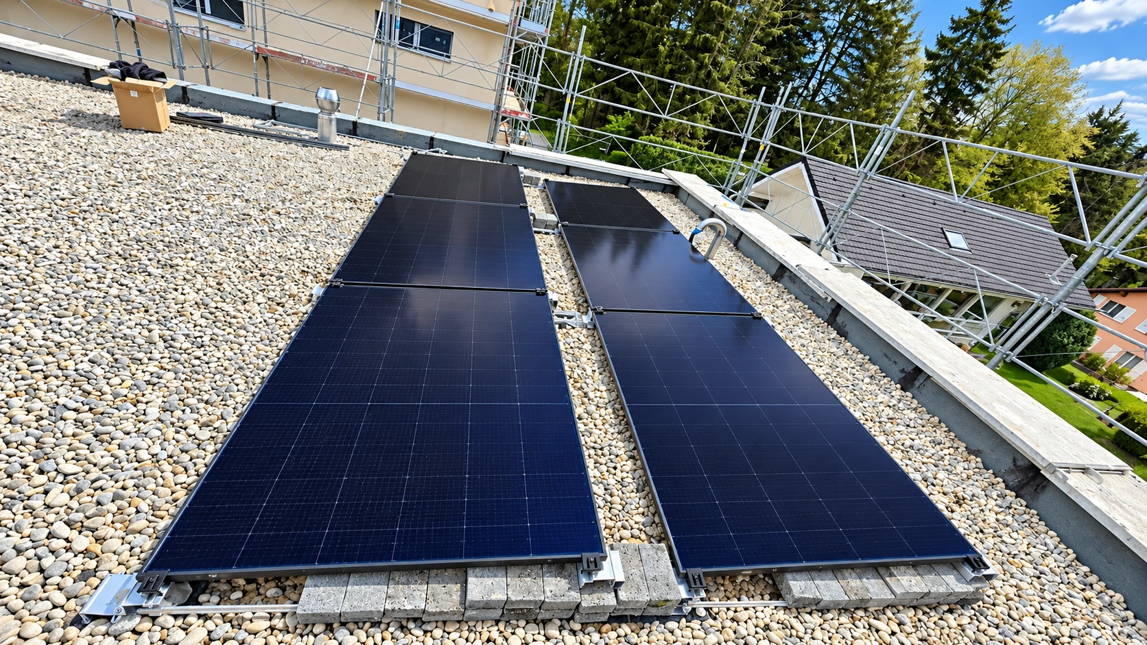 Maître électricien et expert solaire suisse Green Feed supervisant un projet photovoltaïque en Gruyère