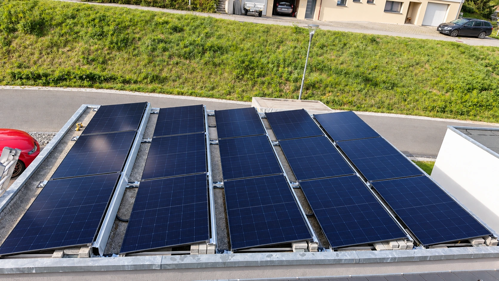 Réalisation photovoltaïque complète avec batterie de stockage sur une villa contemporaine à Fribourg