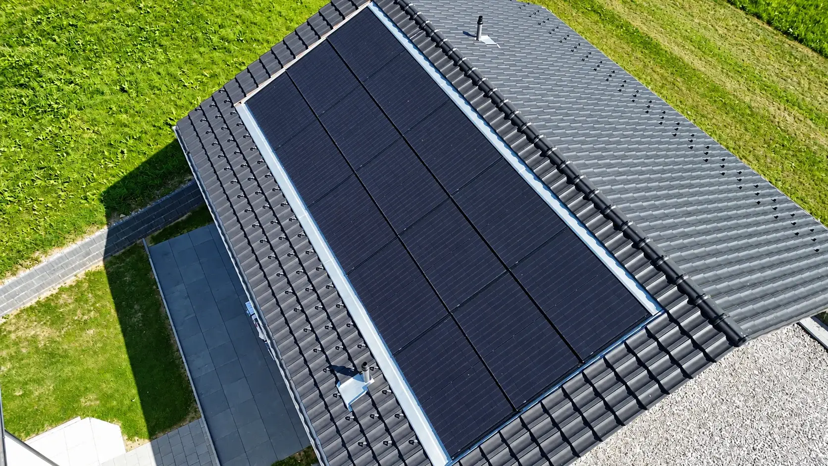 Panneaux solaires esthétiques intégrés sur la toiture d'une ferme historique rénovée à Châtel-Saint-Denis